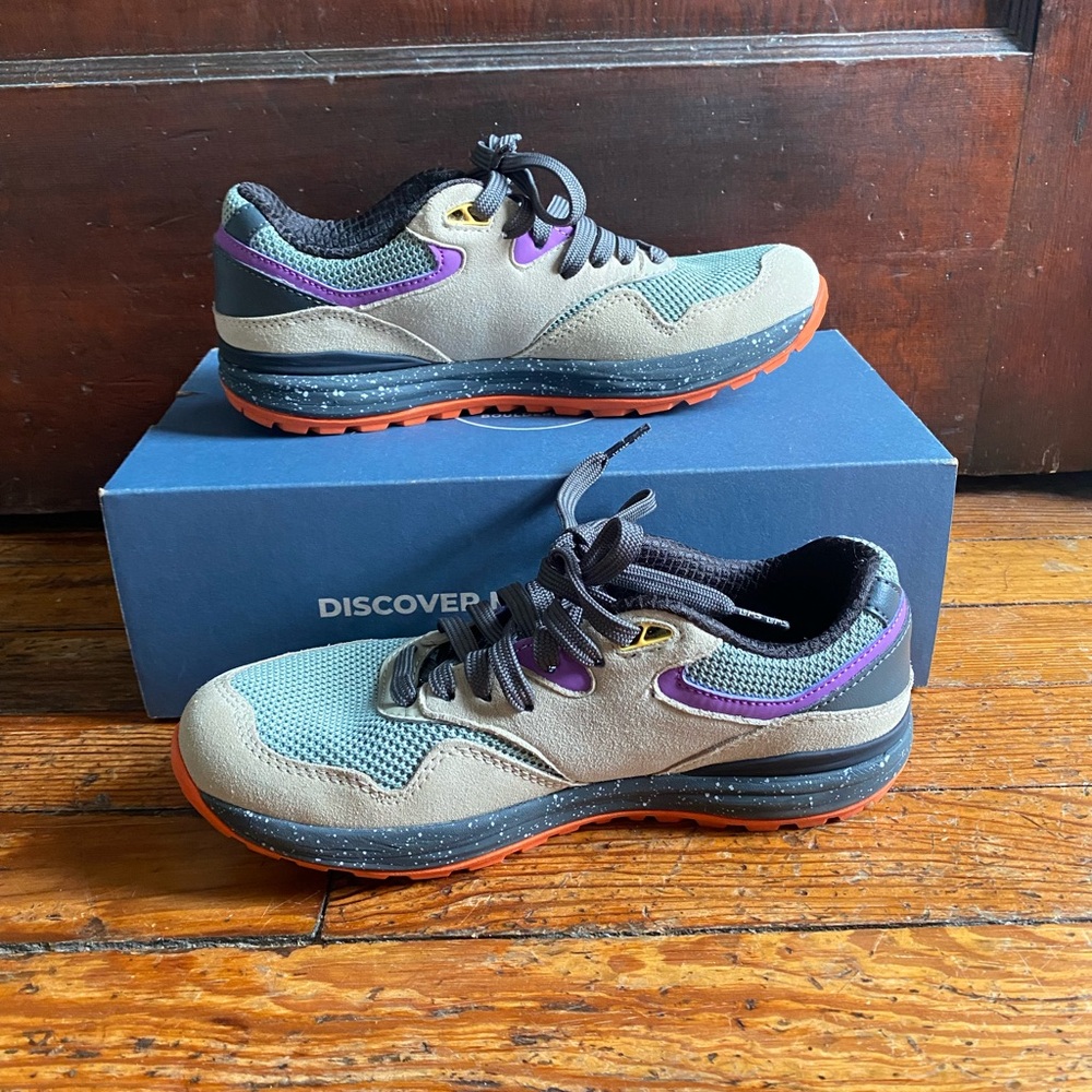 Trailhead Women's Sneakers with Orange Soles